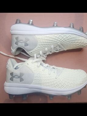 Under Armour NWOB Cleats - Women's Softball/Baseball Cleat NWOB Size 9.5